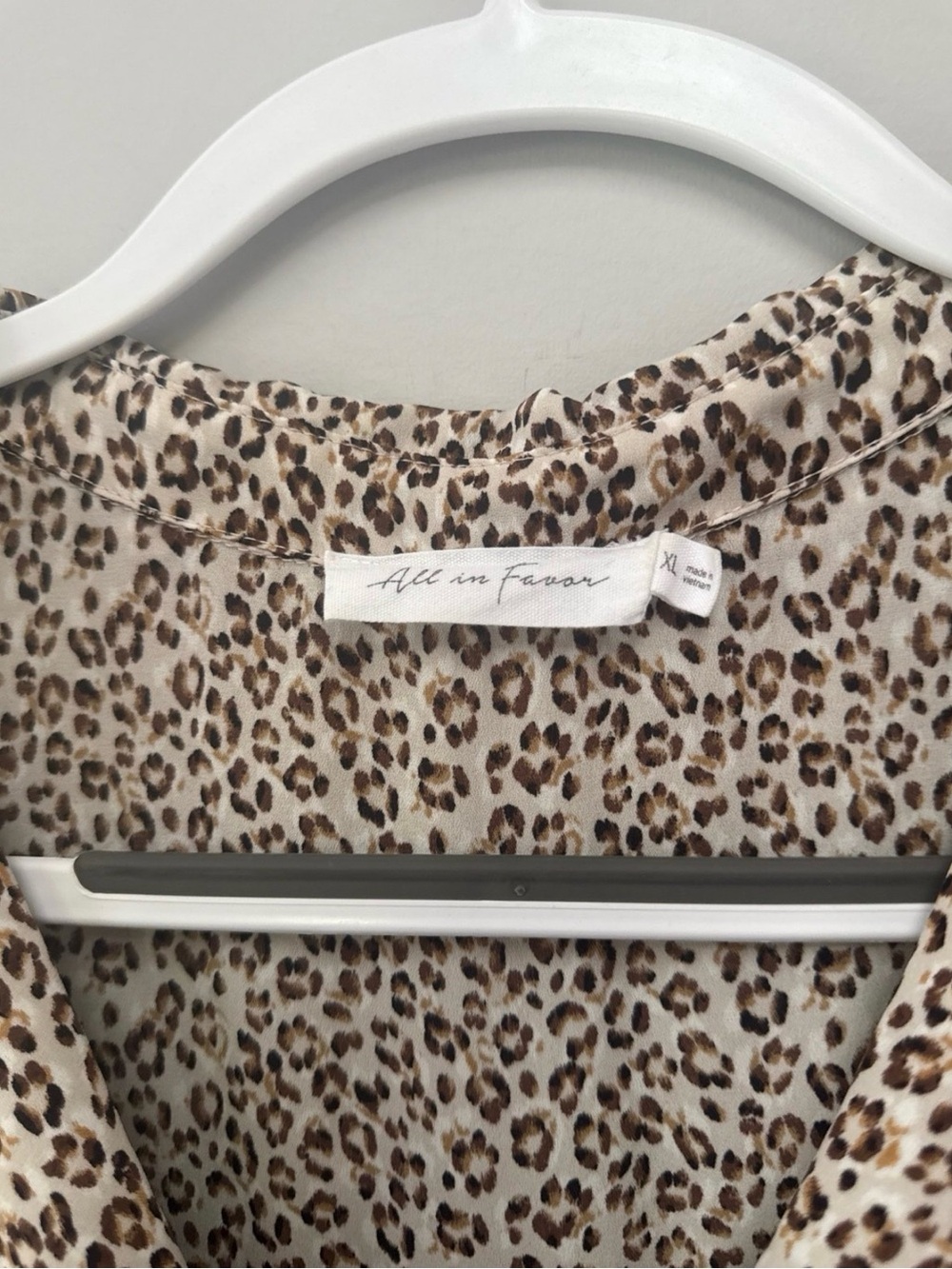 Leopard Print Short Sleeve V-Neck XL - Picture 2 of 5